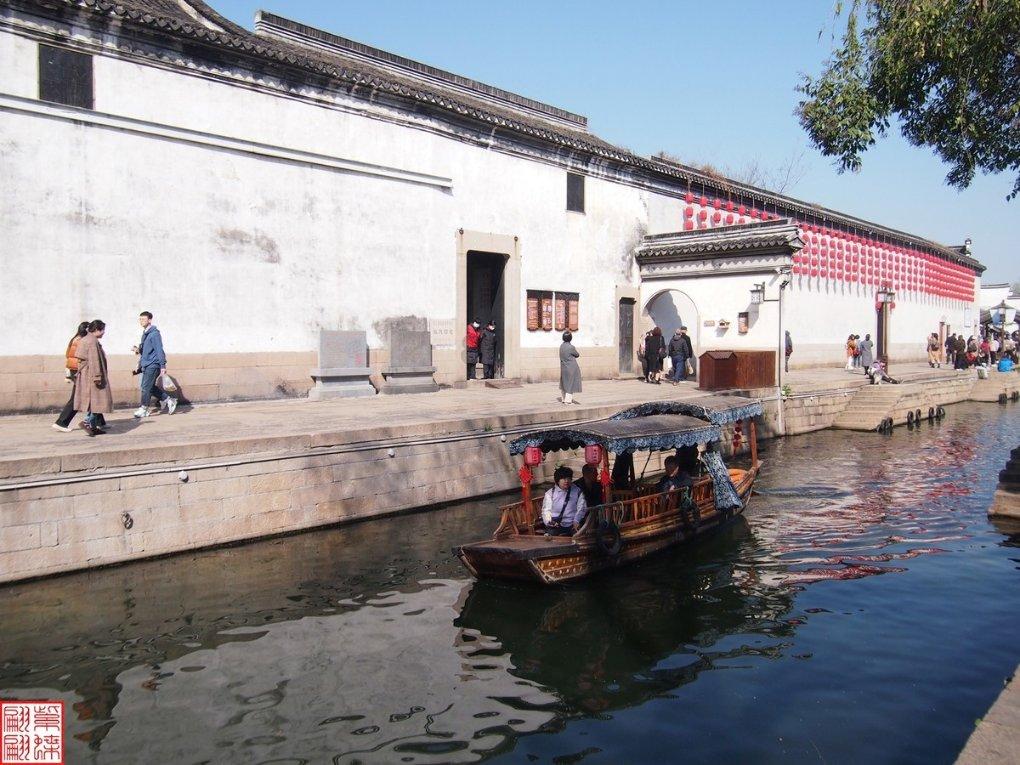 用扁担挑东西，是绳子长轻松，还是绳子短轻松？游戏画面